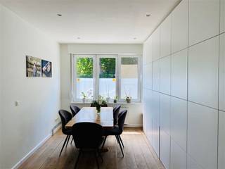 <p>Mooi huis, ca 125m2, met tuintje, een terras, 2 slaapkamers, 2 badkamers en 2 keukens.<br />Gelegen vlakbij Berchem station in een rustige straat met parkeermogelijkheid.<br />Inkom, ruime living op parketvloer met eethoek. Een volledig geïnstalleerde keuken en een mooi uitgeruste badkamer, douche, toilet, dubbele lavabo, bubbelbad. Geluidswerende beglazing en airco.<br />Toegang naar de tuin ca34m2.<br />Op de eerste verdieping een slaapkamer met annex badkamer en een leefruimte of slaapkamer met keukengedeelte en toegang naar het terras</p><p>Bezoekmoment op dinsdag 21 Juli plan eenvoudig uw tijdsslot in via www. maykeverbeek.be<br /> </p>