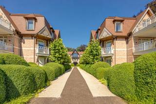 <p>In de prestigieuze Residentie Hof ter Schilde, op een afgesloten domein met een fraai aangelegde parktuin en op wandelafstand van winkels en gezellige horecazaken, bevindt zich dit uitzonderlijke penthouse met meer dan 200m² bewoonbare oppervlakte. Dit stijlvolle villa-appartement werd recent volledig gemoderniseerd met hoogwaardige materialen en een luxueuze afwerking, waardoor comfort en elegantie naadloos samengaan.<span></span></p>
<p>Het appartement is gelegen op de bovenste verdieping van één van de drie residentiële gebouwen en is rechtstreeks bereikbaar via de lift die uitgeeft in de inkomhal. Van hieruit betreedt u een ruime ontvangsthal met gastentoilet en toegang tot een aparte traphal.</p>
<p>Een dubbele glazen smeedijzeren deur leidt naar de indrukwekkende leefruimte. Deze bestaat uit een sfeervolle zithoek met gashaard en maatwerk TV-meubel, evenals een royale eetplaats. Dankzij de dubbele openslaande deuren sluit de leefruimte mooi aan op het zonnige, zuidwestgerichte terras.</p>
<p>De open keuken vormt het hart van de woning en is uitgerust met kwalitatieve toestellen, een ruim kookeiland en een gezellige ontbijtbar. Aansluitend bevindt zich een praktische bijkeuken met extra koelkast, diepvriezer en voorzieningen voor wasmachine en droogkast. Verder beschikt het appartement over een technische ruimte met bijkomende bergruimte.</p>
<p>De master-bedroom biedt optimaal comfort en omvat een ruime dressing die toegang verleent tot de slaapkamer met aansluitend balkon en luxueuze badkamer. Deze badkamer is afgewerkt met een natuurstenen vloer en beschikt over een ruime inloopdouche, dubbele wastafel en toilet.</p>
<p>De tweede slaapkamer, die eveneens perfect dienst kan doen als bureau, beschikt over een eigen ensuite douchekamer met inloopdouche en wastafel.</p>
<p>Ondergronds is er een ruime dubbele garagebox met automatische sectionaalpoort en extra opbergruimte. Daarnaast is een afzonderlijke berging beschikbaar, die apart kan worden aangekocht.</p>
<p>Qua comfort is dit penthouse volledig uitgerust met vloerverwarming in combinatie met radiatoren, airconditioning, een centrale verwarming op gas, vliegenramen, massieve eiken parketvloeren en natuurstenen vloeren. Daarnaast zijn er tal van ingebouwde kasten, een Duotecno-domoticasysteem, data-aansluitingen in alle ruimtes, een alarmsysteem, veiligheidsdeuren, een videofoon en beveiligde toegangsdeuren en -poorten met code. De overname van het aanwezige meubilair, de gordijnen en de verlichting is bespreekbaar.</p>
<p>Dit exclusieve penthouse is een ideale woonst voor wie op zoek is naar luxe, ruimte en een verfijnde afwerking, gecombineerd met een warme en huiselijke sfeer. Een instapklare topper die tot in de kleinste details uitstekend onderhouden is.</p>
<p>Neem contact op met Vincent voor een bezoek ter plaatse op het nummer 0475 21 00 86 of via Vincent@reds.be.</p>