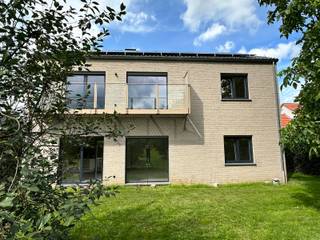 ****Geen domicilie mogelijk****Uitstekend gelegen apppartement op de eerste verdieping.Het appartement heeft een inkomhal met apart hangtoilet.De...