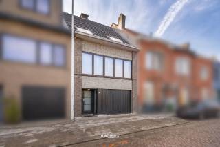 In een rustige straat te Zwijndrecht bevindt zich deze bel-etagewoning met een verrassend ruime indeling. Dankzij de centrale ligging woon je hier rustig, maar toch dichtbij winkels, scholen en belangrijke verbindingswegen.<br /><br />De woning beschikt over een lichtrijke leefruimte met een gezellige open haard en een aansluitende open keuken, wat zorgt voor een warme en aangename leefomgeving. Verder zijn er maar liefst vier slaapkamers, ideaal voor een gezin of voor wie extra ruimte wenst voor een bureau of hobby.<br /><br />Op het gelijkvloers bevinden zich een ruime garage en een praktische berging/wasruimte. Vanuit hier heb je toegang tot de gezellige tuin met terras, waar je in alle rust kan genieten van het buitenleven. <br /><br />Ook technisch biedt deze woning heel wat pluspunten. De ramen en verwarmingsketel werden vernieuwd en met een EPC-label B is dit bovendien een energiezuinige woning.<br /><br />Troeven:<br />• EPC B<br /><br />Ben je op zoek naar een karaktervolle gezinswoning met veel ruimte, een garage en gezellige tuin op een centrale ligging in Zwijndrecht? Contacteer ons gerust voor meer info of een bezoek.