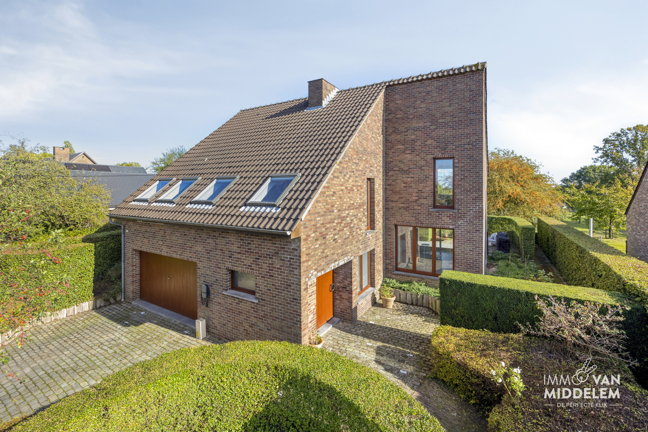RUIME VILLA MET 4 KAMERS, GARAGE EN PRACHTIG AANGELEGDE TUIN - foto 2