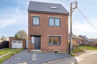 Volledig gerenoveerde woning in hartje Veldwezelt/LanakenWelkom in Kerkveld 45 in Lanaken: een charmante woonst uit 1946 die dankzij recente,...