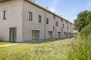 ENERGIEZUINIGE WONING MET 2 SLKS + TUIN In de Eendrachtstraat te Wervik treffen wij ter hoogte van huisnummer 15 deze gesloten bebouwing aan. Wij...