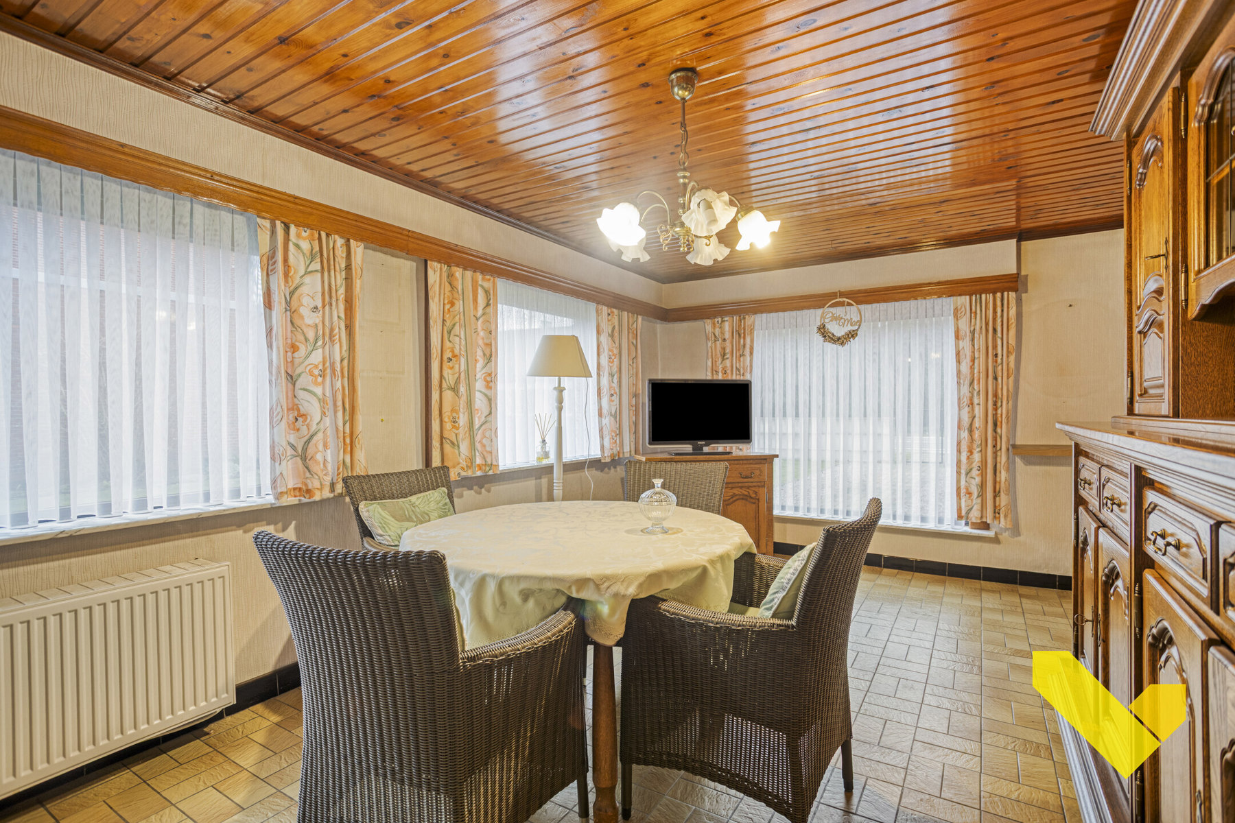 Vrijstaande woning met grote tuin in een doodlopende straat. - foto 3