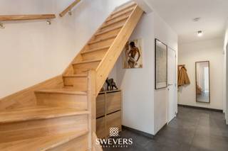 Voor meer info en foto’s, surf naar www.swevers.be –Op de tweede verdieping van een kleinschalig gebouw in hartje Leopoldsburg vinden we dit...