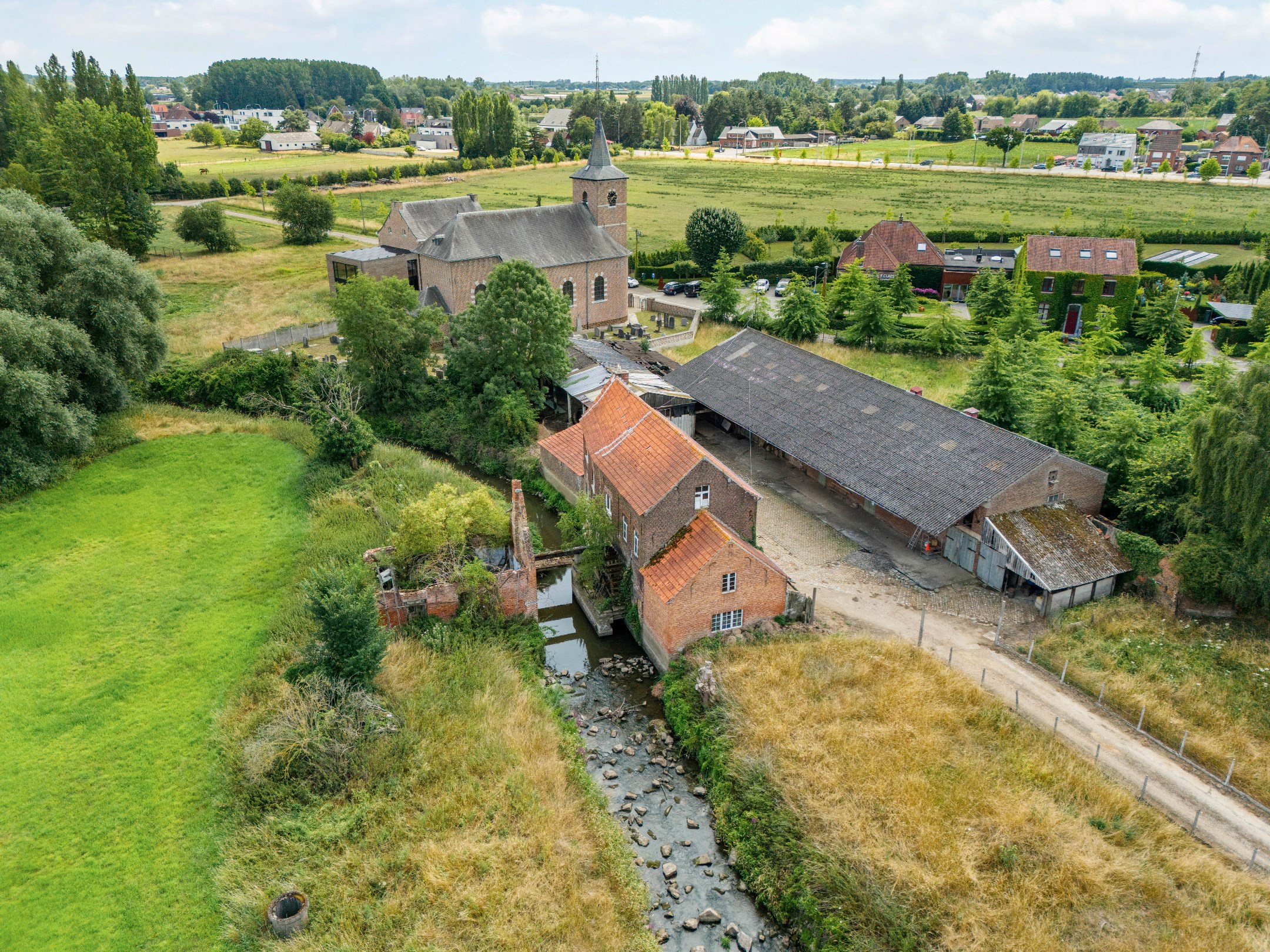 Voormalige te renoveren watermolen + woonst met stalling op een terrein van 17262m2 te Halen. - foto 2
