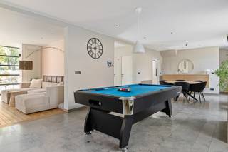 Op een uitstekende locatie te Edegem bevindt zich deze instapklare woning met 4 slaapkamers en geheel aangelegde tuin. U geniet hier van een centrale ligging in een aangename omgeving vlakbij het centrum met winkels, eet-en drankgelegenheden, scholen en het openbaar vervoer.<br /><br />We betreden de woning via de inkomhal met vestiaire en apart gastentoilet. De ruime leefruimte, voorzien van een gezellige zithoek met houtkachel en een aparte eetplaats, geniet van een fantastische lichtinval door de vele raampartijen. De geheel ingerichte leefkeuken werd voorzien van kwalitatieve toestellen en een hoogwaardige afwerking. Van hieruit heeft u directe toegang de aangelegde tuin met terras. De perfecte plek voor gezellige diners met vrienden of een ontspannen moment in de zon. Aanpalend aan de keuken bevindt er zich nog een praktische berging met voorzieningen voor wasmachine en droogkast. De nachthal op de eerste verdieping geeft ons toegang tot 4 ruime slaapkamers, een apart toilet en een ruime badkamer met ligbad en dubbele lavabo. De master bedroom is tevens ook voorzien van een en-suite badkamer met douche, toilet en dubbele lavabo. Verder beschikt u ook over een praktische kelder, een carport en voldoende parkeermogelijkheden zowel op de oprit alsook vooraan op straat. Tot slot is deze woning voorzien van een warmtepomp, zonnepanelen, een thuisbatterij, airco, een conforme elektrische keuring, een gunstig E-peil (163!) en is ze asbestveilig!<br /><br />Dit is een uitstekende opportuniteit als u op zoek bent naar een instapklare woning met 4 slaapkamers en aangename tuin te Edegem. Contacteer ons voor meer informatie op 0479/47.09.61 of neem een kijkje op www.boonstravastgoed.be . <br /><br />Bijzonderheden:<br />- 4 slaapkamers<br />- Gunstig EPC (163)<br />- Geheel aangelegde tuin