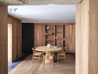 Wabi Sabi in het hart van Gent – <strong>1-slaapkamer appartement</strong> van Tatsuro Miki<br /><br />Rust vinden in het midden van de stad.<br />Dit uitzonderlijk <strong>1-slaapkamer appartement</strong>, naar het ontwerp van <strong>Tatsuro Miki</strong> - in samenwerking met Axel Vervoordt - laat zien hoe architectuur, materialiteit en eenvoud samen een plek van stilte en schoonheid creëren.<br /><br />Gelegen in het voormalige koetshuis van een statig gebouw, ooit de jeugdrechtbank van Gent, bevindt het zich op een discrete plek in de binnenstad, vlak bij de <strong>Kouter</strong>, het <strong>Sint-Baafsplein</strong> en de historische as van Gent. Een locatie die zeldzaam stil én bijzonder centraal is.<br /><br />Je betreedt het appartement via een private inkom langs de zijkant van het gebouw. De <strong>hal</strong>, met <strong>gastentoilet</strong>, leidt naar een reeks ruimtes die zacht in elkaar overvloeien.<br /><br />Een eerste kamer, volledig omgeven door <strong>maatwerk kasten</strong>, is flexibel inzetbaar: als <strong>eetruimte</strong>, <strong>bureau</strong> of leefhoek. Daarachter volgt de <strong>woonkamer</strong>, onder <strong>originele gewelven</strong>, een plek die aanvoelt als een rustpunt in steen.<br /><br />De <strong>keuken</strong> bevindt zich aan de voorzijde en sluit moeiteloos aan bij de rest van het interieur. Verder vind je een hoogwaardige <strong>badkamer</strong>, en een <strong>slaapkamer met maatwerkdressing</strong>. Compact, sereen en uiterst doordacht.<br /><br />Het appartement omarmt een <strong>groene buitenruimte van 40 m²</strong>. De vele ramen zorgen voor een subtiel spel van licht, reflectie en rust.<br /><br />Dit is geen standaard gelijkvloers appartement. Het is een plek waar het <strong>wabi-sabi</strong> gedachtengoed, de schoonheid van imperfectie, tastbaar wordt in elk detail.<br /><br /><strong>Voor wie op zoek is naar een thuis of pied-à-terre die rust ademt, midden in het stadscentrum.</strong><br /><br />Voor meer informatie, mail naar info@carloeggermont.be