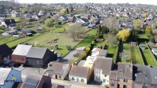 Centraal gelegen woning met prachtige tuin!Deze woning beschikt op het gelijkvloers over een gezellige woonkamer, ruime ingerichte keuken , badkamer...