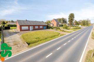 Te renoveren woning met ruime tuin op centrale ligging in Meerhout<br /><br />Op een uitstekende en centrale locatie in Meerhout bevindt zich deze te renoveren gelijkvloerse woning op een royaal perceel van maar liefst 1.640 m². Met een bewoonbare oppervlakte van 101 m² biedt deze eigendom mogelijkheden voor wie op zoek is naar een woning die volledig naar eigen smaak kan worden ingericht.<br /><br />Bij het betreden van de woning komt u in de inkomhal, die toegang biedt tot de verschillende ruimtes. Links bevindt zich de lichtrijke woonkamer/leefruimte. Verder geeft de hal toegang tot drie slaapkamers, de badkamer, de keuken en de inpandige garage.<br /><br />De keuken vormt een centrale doorgang naar de badkamer, die op haar beurt toegang verleent tot de ruime tuin. Deze indeling biedt interessante mogelijkheden voor een praktische herinrichting.<br /><br />Daarnaast beschikt de woning over een ruime zolder en een kelder, ideaal voor extra opslag of verdere inrichting. Buiten geniet u van een grote tuin met een bijgebouw/werkplaats, perfect voor hobbyisten of zelfstandigen.<br /><br />Troeven van deze eigendom:<br /><br />- Centrale ligging in Meerhout<br />- Ruim perceel van 1.640 m²<br />- Volledig gelijkvloerse woning<br />- 3 slaapkamers<br />- Inpandige garage<br />- Grote zolder en kelder<br />- Ruime tuin met bijgebouw/werkplaats<br />- Tal van renovatiemogelijkheden<br /><br />De woning heeft een EPC-label F, wat betekent dat een renovatieplicht van toepassing is.<br /><br />Bent u op zoek naar een woning met potentieel op een toplocatie? Dan is dit pand zeker een bezoek waard!<br /><br />Voor meer informatie of een bezoek ter plaatse, kan u contact opnemen met IMMO SP via 014/59 10 20 of mailen naar jill@immosp.be<br />Benieuwd naar de waarde van uw eigen woning? Vraag vrijblijvend een gratis verkoopanalyse aan – wij helpen u graag verder!
