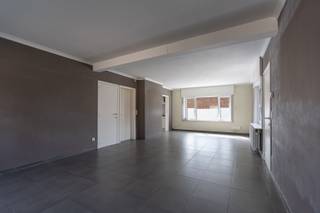 <p>Deze open bebouwing in Aalter biedt het perfecte evenwicht tussen gezellige nestwarmte en comfort. Achter de degelijke gevel schuilt een eigendom die perfect inspeelt op de hedendaagse noden van een gezin.</p><p>Op het gelijkvloers heb je een lichtrijke leefruimte die naadloos aansluit op de comfortabele keuken die voorzien is van alle nodige toestellen. Daarnaast beschikt het gelijkvloers over een volwaardige bureauruimte en een functionele badkamer. Op de eerste verdieping wachten maar liefst vier ruime slaapkamers. Een praktische kelder draagt bovendien bij aan het dagelijkse woongemak en biedt extra bergruimte.</p><p> </p><p>De absolute troef van deze woning bevindt zich echter buiten. Het riante perceel van 678 m² herbergt een groene tuin waar je in alle rust en volledige privacy kunt ontspannen. Dankzij de lange oprit en de losstaande garage is er aan parkeergelegenheid en extra opslagruimte absoluut geen gebrek. Gelegen in een rustige straat met een vlotte verbinding naar de belangrijkste invalswegen, combineert deze woning een centrale ligging met een oase van ruimte en groen.</p><p> </p><p><strong>Klinkt dit als jouw droomwoning?</strong> Wacht niet te lang en plan vandaag nog je bezoek om deze unieke plek zelf te ontdekken. Neem contact met ons op via het formulier of bel ons direct!</p>