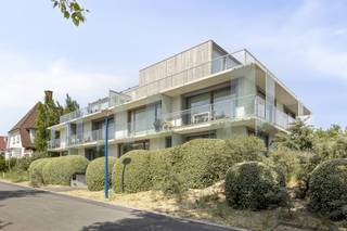 Modern appartement met twee slaapkamers te koop in de residentie "Charles & Ray Eames" te Oostduinkerke. Dit kwaliteitsvol afgewerkt appartement van Rietveld, gelegen langs de Oostdijkweg, beschikt over talloze ingemaakte kasten en bevindt zich op enkele passen van zee!Op zoek naar interessante immo te Koksijde - Oostduinkerke? Lees dan zeker verder!INDELING- inkom met ingemaakte kast- apart toilet- lichtrijke leefruimte met ingemaakte kasten (incl. bureau), ingedeeld in eet- en zitplaats- berging met aansluiting voor wasmachine- ruim terras (22,7m²)- geïnstalleerde keuken- slaapkamer 1 met stapelbed én ingemaakt stapelbed, met eigen douchekamer- slaapkamer 2, tevens met eigen douchekamerIn de kelder beschikt men over 2 privatieve bergingen en de mogelijkheid een staanplaats aan te kopen. TROEVEN+ Volledig bemeubeld en dus instapklaar appartement in een moderne residentie+ Uiterst lichtrijk door de grote raampartijen, zonnescreens aanwezig!+ Op wandelafstand van het strandInteresse in dit prachtig appartement te koop in Oostduinkerke? Neem contact op met de dossierverantwoordelijk Sarah Velle via 0470 10 52 78 of sarah.velle@dewaele.com.