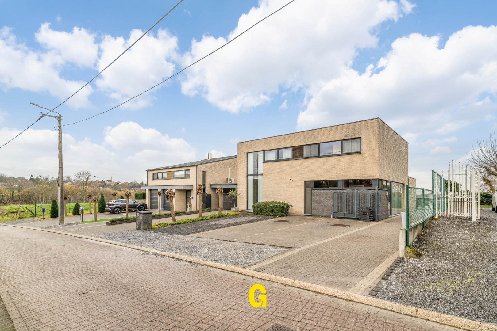 Knappe halfopen woning met zuidwest gerichte tuin met zwembad, rustig gelegen te Kleine Spouwen - foto 4