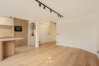 Wonen tussen het groen, vlak bij het bruisende stadscentrum<br /><br />Sommige appartementen bieden een centrale ligging, andere bieden rust. Hier hoeft u niet te kiezen. Dit volledig gerenoveerde appartement ligt aan de Visserij en op amper 800 meter van het Zuid. Vanuit de leefruimte geniet u van een mooi open zicht op het groen, wat zorgt voor een aangenaam gevoel van ruimte en licht. Ook vanuit de keuken en beide slaapkamers kijkt u niet uit op andere gebouwen, maar geniet u van een open perspectief.<br /><br />Licht, ruimte en comfort<br /><br />Met een bewoonbare oppervlakte van 76 m² beschikt het appartement over een aangename leefruimte, een praktische keuken, twee volwaardige slaapkamers en een stijlvolle badkamer met inloopdouche. De kwalitatieve renovatie en verzorgde afwerking, aangevuld met enkele leuke details, zorgen ervoor dat u hier zonder zorgen uw intrek kunt nemen.<br /><br />Daarnaast beschikt het appartement over een aparte berging met aansluiting voor een wasmachine en droogkast, wat zorgt voor extra praktisch comfort en opbergruimte.<br /><br />Zonnig terras<br /><br />Vanuit één van de slaapkamers heeft u toegang tot het terras achteraan. Dankzij de zuidwestelijke oriëntatie geniet u hier volop van de namiddag- en avondzon, een fijne plek om even buiten te zitten na een drukke dag.<br /><br />Een locatie die het dagelijkse leven makkelijk maakt<br /><br />De ligging is zonder twijfel een van de grote troeven van dit appartement. Gelegen aan de Visserij woont u op een aantrekkelijke locatie tussen het historische centrum en het Zuid. Winkels, scholen, horeca, supermarkten en andere dagelijkse voorzieningen bevinden zich op wandelafstand. Ook het Zuid bereikt u in enkele minuten te voet. Dankzij de bushalte voor de deur en de vlotte verbindingen naar de rest van de stad geniet u hier bovendien van een uitstekende bereikbaarheid.<br /><br />Extra troeven<br /><br />* Volledig gerenoveerd<br />* EPC-label B<br />* Twee slaapkamers<br />* Bewoonbare oppervlakte van 76 m²<br />* Aparte berging met plaats voor wasmachine en droogkast<br />* Zuidwestgericht terras<br />* Open zicht vanuit leefruimte, keuken en slaapkamers<br />* Twee privatieve kelderbergingen<br />* Gemeenschappelijke fietsenstalling<br />* Gemeenschappelijk tuintje<br />* Bushalte voor de deur<br />* Ligging aan de Visserij en op wandelafstand van het Zuid<br /><br />Een verzorgd en instapklaar appartement op een uitstekende locatie, waar licht, open zichten en een vlotte bereikbaarheid hand in hand gaan.<br /><br />Contacteer ons vandaag nog voor meer informatie of om een bezoek in te plannen.<br /><br />Stedenbouw in aanvraag.