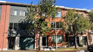 Dit prachtige appartement in Antwerpen is een ideaal startersappartement of voor een single die nergens ooit last van wil hebben. Gelegen aan het Boekenbergpark op het hippe Deurne Zuid in een gegeerde straat met bomen ( die niet op de kaplijst staan). <br />Het appartement is een drietal jaren volledig gerenoveerd en bewoond geweest door de eigenaar. De keuzes zijn een beetje a-typisch<br /> ( natuursteen in badkamer en toilet - uitgebreide keuken - inbouwverlichting aan plafonds....) <br />Het appartement is 78 vierkante meter op het eerste verdiep met 2 slaapkamers en heeft nog een bureau op het gelijkvloers van 8 m³. <br /><br />Het appartement beschikt over een mooi terras waar je kunt genieten van het uitzicht op de grote tuin. <br />Het energielabel van het appartement is B, wat betekent dat het goed geïsoleerd is en energiezuinig. <br /><br />Dit appartement is ideaal gelegen in Deurne Zuid, dicht bij alle voorzieningen zoals winkels, restaurants en openbaar vervoer. Het is de perfecte plek om te genieten van het stadsleven, terwijl je toch rust en privacy hebt.<br />Slechts 2 appartementen in het gebouw: dus nauwelijks gezamenlijke kosten. <br />Een toppertje !