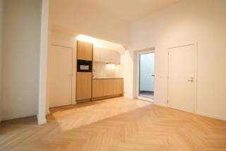 <p>Gerenoveerd en instapklaar appartement op toplocatie in Antwerpen</p><p>Dit volledig gerenoveerde appartement is gelegen in de Verbondstraat, in het hart van Antwerpen. Op wandelafstand vindt u de gezellige cafés en restaurants van Het Zuid. Daarnaast geniet u van een uitstekende bereikbaarheid dankzij de nabijheid van openbaar vervoer, winkels en andere voorzieningen.</p><p>Troeven van het appartement:</p><p>Kleinschalig gebouw met slechts 4 appartementen<br />Volledig gerenoveerd en instapklaar<br />Lage gemeenschappelijke kosten: €60/maand<br />Hoge plafonds en voorzien van airconditioning</p><p>Het appartement bevindt zich op het gelijkvloers van een kleinschalig gebouw. Bij binnenkomst komt u in een lichtrijke leefruimte met grote ramen die zorgen voor een aangename natuurlijke lichtinval.</p><p>De open keuken is modern en volledig uitgerust met alle nodige toestellen.</p><p>Verder beschikt het appartement over één comfortabele slaapkamer. De badkamer werd stijlvol gerenoveerd en is voorzien van een douche, dubbele lavabo en toilet.</p><p>Interesse?<br />Gelieve uw gegevens in te vullen onderaan de advertentie op onze website: https://www.sinjoor.be<br />. De dossierverantwoordelijke zal u nadien zo snel mogelijk contacteren.</p>