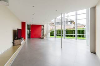 Op zoek naar een comfortabele gezinswoning met vier slaapkamers?Of wens je extra ruimte voor een vrij beroep of thuiswerk? Deze architecturale villa...