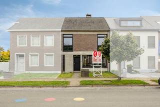 Welcome to Jan Palfijnlaan 23! <br />Are you looking for the perfect opportunity to completely customize a home? This terraced house, located in the Jan Palfijnlaan in Hasselt, offers an excellent basis for a wonderful renovation project. <br /><br />The house was built in 1971 and is located on a plot of 2 ares 40 centiares. With a living area of 211 square meters, you have absolutely no shortage of space here. Apart from the renovation of the shelter in 2020, the house is mostly in an authentic condition. This requires a refresh, but at the same time gives you the ultimate freedom to create your dream home. A major asset is the favourable energy label B, which shows that this is already a very energy-efficient home. The heating is powered by natural gas by means of radiators.<br /><br />When you enter the house through the entrance hall, you will immediately find a guest toilet. The hall provides access to both the kitchen and the spacious living space. <br />This living space and kitchen are connected and both offer a relaxing view of the cozy backyard. The living room has a large sliding window and a fly window. At the far end of this garden, you also have a private garage box that is accessible via a separate entrance, which ensures optimal parking comfort.<br /><br />On the first floor, the hall offers access to no less than four full bedrooms, a bathroom and a second, separate toilet. One of these bedrooms opens to a small balcony at the rear of the property. Another bedroom provides access to the spacious attic. This attic offers a lot of extra potential and can easily be transformed into extra bedrooms, a hobby room or a home office. Finally, the house also has a practical basement for all your storage needs.<br /><br />In short, a fantastically located, energy-efficient and enormously spacious home that, with the necessary vision and love, can become an absolute dream place.<br /><br />The property is offered through the Pre-sale formula. On 07/11/2026 between 10:00 and 12:00, you can come visit the house by appointment and make an offer. The listed price is a starting price. For further information, please contact the property agent.<br /><br />Register of measures: no