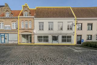 In het centrum van Lo bevindt zich deze uitzonderlijke eigendom waar wonen en werken perfect samenkomen. Met maar liefst 900 m² bruikbare...