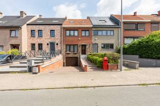 <p><strong>Gesloten gezinswoning met vijf slaapkamers, tuin en garage in Diegem.</strong><br /><br />Deze woning combineert een praktische indeling met een centrale ligging in een residentiële omgeving nabij belangrijke invalswegen. Dankzij de vijf slaapkamers biedt deze woning tal van mogelijkheden voor grote gezinnen, thuiswerk of hobbyruimtes.<br />De woning beschikt over een EPC-label C en biedt hierdoor een aangenaam en energiezuinig wooncomfort. De ruime tuin van 160 m² vormt een extra troef voor wie graag geniet van het buitenleven. Daarnaast bevinden winkels, scholen en openbaar vervoer zich in de nabije omgeving.<br />Een ideale gezinswoning met ruimte, comfort en een uitstekende bereikbaarheid.<br /><br /><u><strong>Belangrijkste ruimtes:</strong></u><br />• Inkomhal met toegang tot de verschillende leefruimtes<br />• Woonkamer (25 m²) met aangename leefruimte<br />• Keuken (6,3 m²) met praktische indeling<br />• Wasplaats (5,5 m²)<br />• 5 slaapkamers, waaronder een ruime slaapkamer van 14,5 m²<br />• 2 badkamers<br />• Garage (18,2 m²)<br />• Kelder (7,3 m²) voor extra stockage<br />• Tuin van 160 m²<br /><br /><u><strong>Troeven:</strong></u><br />• Vijf slaapkamers met veel mogelijkheden voor gezinnen of thuiswerk<br />• Gunstig EPC-label C<br />• Centrale ligging in Diegem nabij invalswegen en voorzieningen<br /><br />Meer informatie of een bezoek met Margaux Mulkers? Contacteer ons via +3223351115<br />JOUW DROOMHUIS. ZO GEVONDEN!</p>