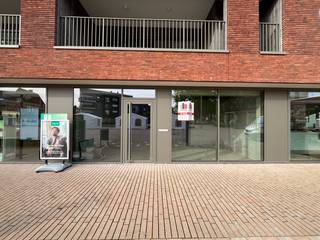 Dit commerciële pand van 95 m² betreft een open space met glazen vitrine waardoor men geniet van een goede visibiliteit langs de voorzijde van...