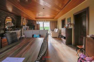 Deze charmante woning biedt alle ruimte dat een gezin wensen kan!Een royaal terras, 4 ruime slaapkamers, 2 badkamers en parkeergelegenheid voor...