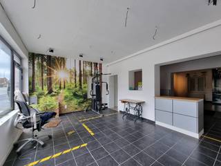 <p>Topo Immo biedt u deze gelijkvloerse handelsruimte van <strong>70 m²</strong>, gelegen langs de drukbezochte <strong>Ninoofsesteenweg te Lennik</strong>, een absolute toplocatie met een uitstekende passage en <strong>een maximale visibiliteit!</strong></p><p>De ruimte biedt tal van mogelijkheden voor diverse commerciële activiteiten en beschikt bovendien over een <strong>kelderruimte van 10 m²</strong>, ideaal voor extra stockage. Verder is er een ook <strong>apart toilet</strong> aanwezig</p><p>Een grote troef zijn de <strong>3 staanplaatsen vlak voor de deur</strong>.</p><p>EPC-attest van de afzonderlijke commerciële eenheid wordt momenteel opgemaakt.</p><p></p>