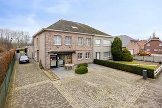 <p>Dit veelzijdige handelshuis met atelier en ruim magazijn is gelegen in het gezellige Meldert en biedt een uitzonderlijke combinatie van wonen en werken. Ideaal voor zelfstandigen of ondernemers die op zoek zijn naar ruimte, functionaliteit en comfort op één locatie.</p><p>Het pand is gelegen op een perceel van maar liefst 1.400 m² en beschikt over een totale bruikbare oppervlakte van ca. 436,5 m².<br />Extra troef van deze woning is dat er 34 zonnepanelen aanwezig zijn.</p><p>Gelijkvloers<br />Aan de straatzijde bevindt zich een polyvalente ruimte. Via de poort is er een vlotte toegang voor leveringen en materialen. De achterliggende binnenkoer geeft uit op een uitgestrekt magazijn.</p><p>Het woongedeelte op het gelijkvloers omvat een ruime inkomhal, een charmante en lichtrijke leefruimte, een volledig ingerichte keuken met ontbijthoek, een eerste badkamer met inloopdouche en lavabo, een apart toilet, een inpandige garage en een praktische kelder.</p><p>Eerste verdieping<br />Op de eerste verdieping bevinden zich vier volwaardige slaapkamers, een ruime nachthal met vaste trap naar de zolderverdieping en een tweede badkamer met ligbad, lavabo en toilet.</p><p>Zolderverdieping<br />De zolder biedt nog extra potentieel en kan ingericht worden als bijkomende slaapkamer, hobbyruimte of extra bergruimte.</p><p>Na ontvangst van de biedingen zal de verkoper beslissen of hij/zij de eigendom verkoopt aan het beste bod. De prijs is aldus niet bindend voor de verkoper.<br />Meer info op 053/70.23.67 of info@derick.be</p>