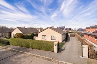 In een rustige en aangename verkaveling te Bassevelde bevindt zich deze charmante bungalow op een mooi perceel van 715 m². De woning beschikt over een lichtrijke leefruimte, keuken, badkamer en 3 slaapkamers, bovendien is er nog een ruime berging aanwezig (voorheen garage). Via deze ruimte bereiken we de zolder dat doorloopt over het gehele gebouw.<br /><br />De tuin rondom de woning biedt voldoende ruimte om te genieten van rust en privacy. Ideaal voor wie op zoek is naar comfortabel wonen in een groene en rustige omgeving.<br />Troeven:<br />Rustige ligging<br />Volledig gelijkvloerse woning<br />Aangename tuin<br /><br />De woning is op te frissen, deze kan nog perfect ingericht worden naar uw eigen wensen en behoeften!<br /><br />Te koop van de eerste eigenaars, die er altijd zorg voor gedragen hebben.<br /><br />Interesse? Neem vrijblijvend contact op via quinten@qubic-vastgoed.be of via 0468/20 15 30.