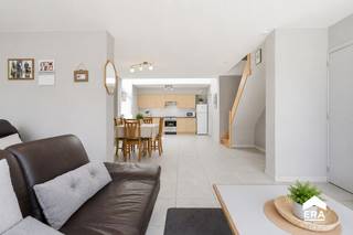 <p><strong>Deze woning gerenoveerd in 2012 biedt een aangename woonomgeving nabij openbaar vervoer. Dankzij de rustige ligging geniet u van privacy en comfort. Het huis is instapklaar, waardoor u zonder grote werken meteen kunt verhuizen.</strong></p><p> </p><p>INDELING;</p><p><strong>Gelijkvloerse verdieping;</strong></p><p>• Ruime inkomhal met toilet</p><p>• Gezellige woonkamer met veel lichtinval</p><p>• Functionele keuken met voorraadberging</p><p>• Badkamer met douche en wastafelmeubel</p><p>• Wasplaats met aansluiting voor wasmachine en droogkast</p><p><strong>Eerste verdieping;</strong></p><p>• 2 slaapkamers</p><p>• Extra toilet en bergplaats</p><p><br /></p><p>• Kelder voor extra bergruimte</p><p>• Tuin met tuinhuis</p><p>• Staanplaats</p><p> </p><p>Troeven:</p><p>• Leuk voortuintje dat het huis een uitnodigende uitstraling geeft</p><p>• Rustige ligging nabij openbaar vervoer</p><p>• Instapklaar – meteen bewoonbaar zonder grote renovaties</p><p> </p><p>Neem vandaag nog contact op met uw ERA-makelaar voor een bezoek.</p><p><br /></p><p><strong>JOUW DROOMHUIS. ZO GEVONDEN!</strong></p>