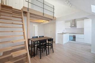 <strong>EVERE </strong>– Gelegen in een rustige wijk, vlak bij winkels en openbaar vervoer, bevindt zich dit mooie en lichtrijke ongemeubelde appartement met 1 slaapkamer op de 4de verdieping van een klein gebouw dat in 2019 werd gerenoveerd. Het appartement bestaat uit een inkomhal, een ruime woonkamer met volledig uitgeruste open keuken, een balkon, een apart toilet, 1 slaapkamer van ±13 m² met aansluitende douchekamer en een mezzanine van ca. 20 m². Beschikbaar vanaf 01/09/2026! Voorschot gemeenschappelijke lasten: 50 €/maand. EPC : C+.<br /><br /><strong><span>Op de 4e verdieping</span> : </strong><br />
<ul>
<li>Woonkamer</li>
<li>Open, volledig ingerichte keuken (koelkast, vriezer, oven, kookplaten)</li>
<li>Balkon van ± 4 m²</li>
<li>Slaapkamer van ± 13 m²</li>
<li>Aangrenzende doucheruimte (douche, wastafel, ruimte voor de wasmachine)</li>
<li>Apart toilet</li>
<li>Mezzanine van ± 20 m²</li>
</ul>