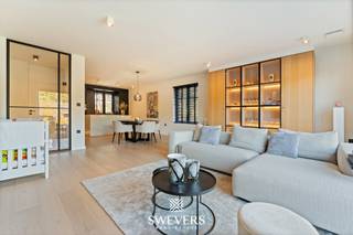 Interesse? Meer informatie op www.SWEVERS.be. - Dit exclusieve duplex villa-appartement combineert de luxe van een villa met het comfort van een appartement en bevindt zich in een stijlvolle, kleinschalige residentie met slechts vier wooneenheden. De ruime, lichtrijke leefruimte met parketvloer, maatwerkkasten en gashaard vormt het elegante hart van de woning en sluit naadloos aan op de moderne, volledig uitgeruste keuken. Via grote schuiframen kom je op het riante terras van 35,4 m², waar je geniet van de avondzon en een groen uitzicht – een perfecte verlenging van de leefruimte.<br /><br />Op de bovenverdieping bevinden zich twee royale slaapkamers, waaronder een master van 22 m² met hotelallure, en een tweede kamer die ideaal is als gastenkamer, bureau of dressing. De luxueuze badkamer met inloop-regendouche en ligbad straalt pure verfijning uit. Extra troeven zijn de zolder van 100 m² voor extra opslag, twee autostaanplaatsen in de carport en een praktische berging van 7,5 m². Comfort en veiligheid staan centraal dankzij alarm, videofoon, beveiligde deur, rookdetectoren, airco en een energiezuinig E-peil van E44.<br /><br />De ligging is optimaal: scholen, openbaar vervoer, winkels en restaurants liggen op wandelafstand, terwijl je in 2 minuten op de snelweg staat en in 15 minuten in Hasselt bent. Natuurgebieden zoals De Kluis en Domein Bovy liggen vlakbij, waardoor rust en bereikbaarheid perfect in balans zijn. Dit instapklare appartement uit 2019 biedt een uitzonderlijke woonbeleving voor wie houdt van ruimte, luxe en verfijning. Bel ons vandaag nog voor een persoonlijke rondleiding. Wij van Swevers Real Estate helpen je maar al te graag verder. tel. 011 255 155. Bron bewoonbare oppervlakte: EPC – verslag.