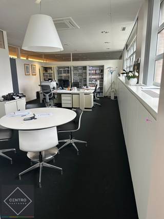 <p><strong><u>CONCEPT:</u>  </strong>bedrijvencentrum van <u>bemeubelde</u> kantoren gericht naar starters, vrije beroepen, kmo's!<br />U huurt enkel een klein kantoor, waarbij u tevens gebruik kunt maken van gemeenschappelijk sanitair (dames/heren), gemeenschappelijke keuken, ...<br /><u>Kortom</u>: onmiddellijk starten, zonder opstartkosten (meubilair, ...)<br /><br /><u><strong>Benaderende AFMETINGEN:</strong></u> 6,5m x 8,1m + 2,5m x 1,5m<br /> </p>

<p><strong><u>AFWERKING</u></strong>: bevloering in tegels/tapijt, dubbele beglazing, aluminium schrijnwerk, verlaagd plafond met inbouwspots, TL-verlichting, muren bepleisterd en geschilderd, bekabeling via vloer, overal zonnewering, veel ingemaakte kasten.<br /><br /><strong><u>NUTSVOORZIENINGEN</u></strong>: elektriciteit, stadswater, Airco Daikin (warm/koud), internet en telefonie (Belgacom).<br /><br /><strong><u>LIGGING</u></strong>: op industriezone "Herdersburg"; vlot bereikbaar via expresweg!<br /><br /><u>*Opmerkingen</u>:<br />- De huurprijs is exclusief btw, onroerende voorheffing en gemene kosten <br />- Onze referentie op <strong>www.centro.be </strong>: <strong>O0029-I</strong> of contacteer ons op <strong>050 70 01 02</strong>.</p>