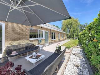 Deze stijlvolle villa combineert comfortabel wonen met de mogelijkheid om wonen en werken perfect te scheiden dankzij een aparte ingang voor het tweede gedeelte.<br /><br />Via de inkomhal met gastentoilet bereikt u de lichtrijke leefruimte met gezellige zit- en eethoek en een sfeervolle houtkachel. De volledig geïnstalleerde keuken biedt een mooi zicht op de onderhoudsvriendelijke tuin en het zonnige terras. Het privégedeelte omvat drie volwaardige slaapkamers, waarvan één met dressing, een stijlvolle badkamer met inloopdouche, dubbele lavabo en toilet, evenals een apart gastentoilet.<br /><br />Het tweede gedeelte beschikt over een eigen inkom en omvat een bureauruimte, een extra kamer, twee bergingen, een afzonderlijk toilet en een ruime polyvalente verdieping die naar wens kan worden ingericht als extra slaapkamers, hobbyruimte, kantoor of ontspanningsruimte.<br /><br />Ideaal voor een vrij beroep, praktijk, kangoeroewonen, co-housing of een groot gezin. Afhankelijk van de invulling kunnen in totaal 7 à 8 slaapkamers worden gerealiseerd. Bovendien is er een ruime oprit met parkeergelegenheid voor maar liefst 10 wagens.<br /><br />Extra troeven<br /><br />
<ul>
<li>Praktijk of kantoor met aparte ingang</li>
<li>Geschikt als kangoeroewoning of co-housing</li>
<li>Mogelijkheid tot 7 à 8 slaapkamers</li>
<li>Volledig gerenoveerd</li>
<li>Instapklaar</li>
<li>Topligging</li>
</ul>
<br />Deze woning is te koop ZONDER makelaar via Smart Houses. Wenst u meer informatie of een bezoek? Contacteer rechtstreeks de eigenaar via 0466/46.17.51