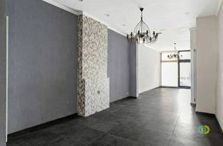 <p><span>Op zoek naar een pand waar u uw droom kunt realiseren en wonen en werken kunt combineren? Dan is dit instapklare gebouw beslist iets voor u. Achter de charmante gevel schuilt een veelzijdig pand met een commerciële ruimte op het gelijkvloers en een comfortabele woongelegenheid op de verdiepingen. Het gelijkvloers is momenteel ingericht als restaurant. Het omvat een eetzaal/commerciële ruimte met toog, een keuken met aparte berging en een sanitaire ruimte met twee toiletten. De commerciële ruimte werd bovendien vier jaar geleden volledig vernieuwd.Op de eerste verdieping bevindt zich het leefgedeelte van de woning. De ruime woonkamer sluit naadloos aan op de open keuken die volledig uitgerust is. Via een schuifraam bereikt u het grote terras, waar u in alle privacy kunt genieten Op deze verdieping bevindt zich eveneens een praktische doucheruimte met toilet.De tweede verdieping biedt een royale slaapkamer en een badkamer met ligbad, wastafel en toilet. Een vaste trap leidt naar de derde verdieping, die is opgedeeld in twee volwaardige slaapkamers. Daarnaast beschikt het pand over een praktische kelder. Dankzij de commerciële topligging én de uitstekende staat vormt dit pand een unieke kans voor wie wonen en werken wil combineren.</span></p><p><span> </span></p><p><span> </span></p>