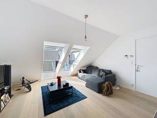 Dit prachtige dakappartement biedt een unieke woonervaring midden in het historische centrum van Brugge. Met zijn charmante uitstraling vormt dit appartement een ware parel. Het appartement beschikt over één ruime slaapkamer en een bijzondere troef: balkondakramen die een gevoel van buitenleven creëren en zorgen voor een overvloed aan natuurlijk licht.<br /><br />Na de nodige renovatie is dit een parel geworden in de Brugse binnenstad. De combinatie van klassieke elementen met moderne voorzieningen zorgt voor een bijzondere woonbeleving. <br /><br />Indeling: <br />Tweede verdieping:<br />- Leefruimte met open keuken (34 m²) voorzien van koelkast met diepvriesvakje, kookplaat, dampkap, dubbele spoelbak en vaatwasser <br />- Apart toilet <br />- Badkamer (4 m²) voorzien van douche en lavabo <br />- Berging (3,5 m²) met aansluiting wasmachine <br />- Slaapkamer (13 m²)<br />- Nachthal (3,5 m²)<br /><br />Algemeen: <br />- Huurprijs: € 800,00/maand<br />- Provisie gemeenschappelijke kosten: € 100,00/maand<br />- Autostaanplaats optioneel bij te huren: € 150,00/maand <br />- Beschikbaar vanaf: 01/12/2026<br /><br />De snelste manier om een bezoek te brengen aan dit pand? Vraag je bezoek aan via de roze knop op onze website (www.dewaele.com) en je wordt gecontacteerd door onze verhuurexpert Broes.<br /><br />Telefonisch kunnen er geen afspraken gemaakt worden. Bij andere vragen kun je ons telefonisch contacteren via 050 444 999.