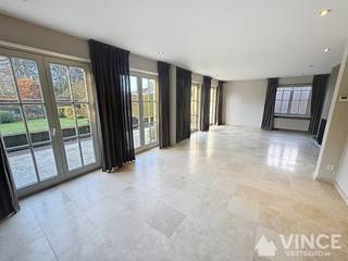 In de geliefde wijk “De Sterre” vind je deze uitermate goed onderhouden en instapklare woning.Dankzij de ligging in een doodlopende straat geniet je...