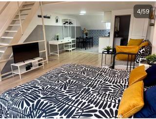 Ruime en veelzijdige Hondelshuis met 5 slaapkamers en 5 badkamers aan het Sint-Jansplein
Vraagprijs: €860.000
📍 Sint-Jansplein 34
Woonoppervlakte:260,21m2
🌳 Grondoppervlakte: 78,15m2
🛏️ 5 slaapkamers
🛁 5 badkamers
⚡ EPC-label: B
Ontdek deze uitzonderlijk ruime en veelzijdige stadswoning op een toplocatie aan het levendige en gegeerde Sint-Jansplein. Met een indrukwekkende woonoppervlakte van circa 360 m² combineert deze woning royale leefruimtes met hedendaags comfort en een uitzonderlijk potentieel. Een dergelijk ruimteaanbod is bijzonder zeldzaam in de stad.
De woning beschikt over maar liefst 5 volwaardige slaapkamers en 5 badkamers, een combinatie die garant staat voor optimaal wooncomfort en maximale flexibiliteit. Ze vormt dan ook een ideale thuis voor grote gezinnen, samengestelde gezinnen of bewoners die nood hebben aan extra privacy. Ook voor co-housing, een combinatie van wonen en werken of het ontvangen van gasten biedt deze woning uitstekende mogelijkheden.
Dankzij de veelzijdige indeling kan elke ruimte afgestemd worden op uw levensstijl. Creëer ruime gezinsvertrekken, comfortabele gastenkamers, rustige thuiswerkplekken of afzonderlijke ontspanningsruimtes. De woning biedt niet alleen een uitzonderlijke hoeveelheid vierkante meters, maar ook de vrijheid om een interieur en woonconcept te realiseren dat volledig aansluit bij uw persoonlijke behoeften.
Een belangrijke bijkomende troef is het energiezuinige EPC-label B. U geniet hier van de ruimte en het comfort van een royale stadswoning, gecombineerd met een gunstige energieprestatie. De centrale ligging aan het Sint-Jansplein maakt het plaatje compleet: winkels, gezellige horecazaken, openbaar vervoer en dagelijkse voorzieningen bevinden zich op wandelafstand. Tegelijk geniet u van de levendige sfeer, authentieke charme en uitstekende bereikbaarheid van het stadsleven.
Unieke troeven
• Royale woonoppervlakte van circa 260 m²
• 5 slaapkamers en 5 badkamers
• Uitzonderlijk veelzijdige indelin