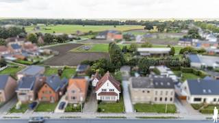 <p><strong>Karakteristieke en mooi gelegen woning met o.a. 4 à 5 slaapkamers, ruim bijgebouw, private, organisch ingerichte natuurtuin op westoriëntatie en achterliggend agrarisch gebied. Het geheel ligt op een perceel van ca. 799m², nabij alle voorzieningen van het centrum van Retie en Oud-Turnhout. Er is voldoende opslag en het riante bijgebouw leent zich tot gebruik voor de kleine zelfstandige of vrije beroeper. De woning van bj. 1953 werd in 2011 opgefrist (o.a. keuken, badkamer, slaapkamers en HR-gasketel). In 2026 staan de volledige vervanging van het buitenschrijnwerk (PVC) en nieuwe beglazing (zonwerend) op de planning. Deze maatregelen zullen ook energetisch positieve impact hebben.<br /><br /></strong><strong>De woning is gunstig gelegen nabij steden Turnhout en Mol; met bovenop een vlotte verbinding naar Antwerpen en Eindhoven (E34). Verder gelegen nabij scholen, openbaar vervoer en op wandel/-fietsafstand van Provinciaal Groendomein 'Prinsenpark', natuur- en duigebied 'Looiendse Bergen' en natuurreservaat 'De Liereman'.<br /><br /></strong><strong>De woning ligt op ca. 15 min. van de Nederlandse Kempen en op ca. 30 min. van Eindhoven, waardoor ze tevens bijzonder geschikt is voor forensen en expats. Retie staat bovendien bekend als een levendig dorp met uitgebreide sportvoorzieningen en een actieve gemeenschap. EPC-score van 393kWh/m²/jaar. Geen renovatieverplichting; en bovenop een volledig conforme elektriciteit.<br /><br /></strong><span>Gelijkvloerse verdieping:</span><br />Via de charmante inkomhal bereikt u de woonkamer (alsook gastentoilet, wasplaats en keuken). De sfeervolle leefruimte is ruim, kan worden opgedeeld in een eet- of werkgedeelte en een zitruimte, en geniet bovendien van rechtstreeks daglicht dankzij de grote raampartijen. De keuken is geïnstalleerd met volgende toestellen: gasvuur met heteluchtoven (Indesit), koelkast (Gram), vaatwas (Miele) en voldoende kastruimte. Er is een eet-/ontbijthoek voorzien die rechtstreeks toegang geeft tot het tuingebeuren via dubbele deur naar het terras en de achtertuin.<br /><br /><span>Eerste verdieping:</span><br />Via de vaste trap bereikt u 3 ruime slaapkamers en een volledig ingerichte badkamer met lig(bubbel)bad, toilet, dubbele lavabo en inloopdouche.<br /><br /><span>Tweede verdieping:</span><br />Het 2e verdiep (ook te bereiken via vaste trap) bestaat uit een ruime slaapkamer, een badkamer (douche, toilet en wastafel) en een overloop (die tevens als extra slaapkamer kan worden gebruikt).<br /><br /><span>Buitengebeuren en kelder:</span><br />Naast de woning bevindt zich een oprit tot het bij-/garagegebouw. Deze ruimte schikt zich in het bijzonder voor de kleine zelfstandige, vrije beroeper of hobbyist. Ook de zolderverdieping van dit bijgebouw biedt mogelijkheden als extra opslagruimte.<br /><br />Het westgericht zonneterras geeft uit op een diepe, landelijke en volledig private tuin met diverse planten, heesters, fruitbomen, leilindes en een serre met druivelaar. Achteraan de tuin bevindt zich een gezellige zithoek met zicht op de achterliggende weilanden en optimale privacy.<br /><br />De woning is onderkelderd. Aldaar bevinden zich de nutsvoorzieningen en leidingen (HR-top ketel Buderus ).<br /><br /><em>Geplande vernieuwingswerken.</em><br /><em>Voor overdracht van de woning worden nog verbeteringswerken uitgevoerd, waaronder de plaatsing van nieuw PVC-buitenschrijnwerk met zonwerend, dubbel glas. Deze investeringen dragen bij aan een hoger wooncomfort, de energiezuinigheid en een verzorgde uitstraling.<br /><br /></em><span>Bijzonderheden:</span><br />- Bewoonbare oppervlakte van ca. 200m² excl. kelder en bijgebouw<br />- Recent vernieuwde rolluiken op de eerste verdieping (slaapvertrekken)<br />- CV op aardgas met radiatoren (HR top ketel Buderus 2011)</p>