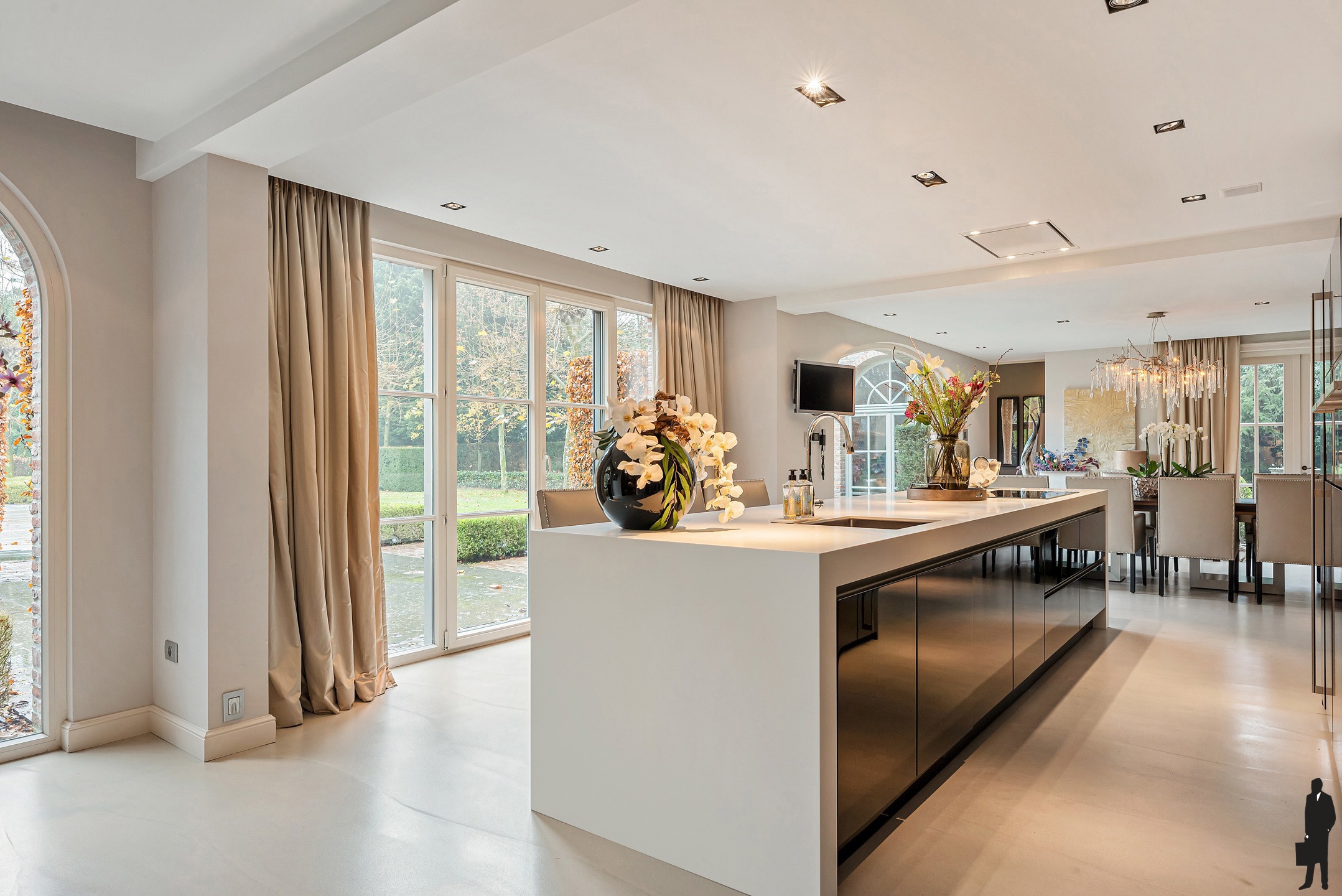 Villa van 600 m² met o.a. 4 slpk. en 3 badk. - foto 4