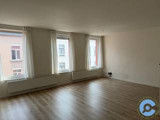 Enkel reageren per e-mail aub: dries@searchrealestate.be<br /><br />Op zoek naar een leuk, recent vernieuwd appartement met één slaapkamer? En dit in het hartje van Antwerpen centrum? Search no more & get in touch!<br /><br />Dit instapklare appartement is gelegen in een kleine, rustige residentie in de Kapucinessenstraat 2. Het bruisende Mechelseplein vlak voor je deur? ’T Zuid om de hoek? En de lekkerste koffiekoeken van bakkerij Verlooy? Hier moet je zijn!<br /><br />Je komt binnen in de ruime woonkamer met open keuken. De keuken is voorzien van alle comfort. De leefruimte voelt zeer lichtrijk aan door de verschillende raampartijen. Vanuit de woonkamer kom je in de badkamer, met ligbad, toilet en lavabo. De badkamer geeft op zijn beurt uit op een ruime slaapkamer.<br /><br />Huuprijs: 850€ + 60€ gemeenschappelijke lasten (inclusief provisie water).<br /><br />Het appartement is beschikbaar per 01 september 2026. <br /><br />Graag een bezoek ter plaatse? Mail Dries: dries@searchrealestate.be<br />