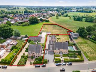 In het centrum van Essen vindt u deze uitzonderlijke villa op een perceel van 5.627m², inclusief extra bouwgrond als oprit.De woning biedt een...