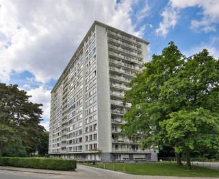 <p><span>Berchem: Rodekruislaan: Lichtrijk 1-slaapkamer appartement in Berchem </span></p><p><span>Op de 5de verdieping bevindt zich dit aangename en goed onderhouden appartement met 1 slaapkamer. Dankzij de grote raampartijen geniet de woonkamer van veel natuurlijk licht.</span></p><p><span>De open, volledig ingerichte keuken sluit mooi aan bij de leefruimte en biedt alle comfort. Vanuit de woonkamer heb je toegang tot een ruim en zonnig terras ideaal om te ontspannen.</span></p><p><span>Indeling:</span></p><ul><li><span>Lichtrijke woonkamer</span></li><li><span>Open ingerichte keuken</span></li><li><span>1 slaapkamer</span></li><li><span>Badkamer met inloopdouche</span></li><li><span>Ruim terras</span></li><li><span>Kelderberging inbegrepen</span></li></ul><p><span>Huurprijs: 795/maand<br />Gemeenschappelijke kosten: 160/maand (incl. water, verwarming, lift, minuterie, enz...)</span></p><p><span>Gelegen op een gunstige locatie in Berchem, met vlotte verbindingen en voorzieningen in de buurt.</span></p><p><span>Interesse? Neem gerust contact op voor meer informatie of een bezoek!</span></p>