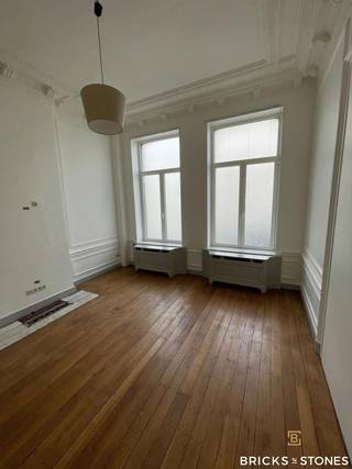 Prachtig, volledig gerenoveerde appartement van 110m2 met groot terras en grote tuin van185 m².Dit appartement is gelegen in een prachtige...