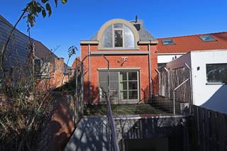 <p>Te huur: gezellige stadswoning in de Nieuwstraat in Aarschot, centraal gelegen nabij scholen, openbaar vervoer en het treinstation.</p><p><br /></p><p>Deze woning biedt een praktische indeling en een gunstig EPC-label B, ideaal voor wie comfortabel wil wonen in de woonkern. De ligging vlak bij het administratief centrum maakt dagelijkse verplaatsingen eenvoudig. De combinatie van een ruime woonkamer, een goed uitgeruste keuken en een aangenaam terras zorgt voor een fijne woonervaring.</p><p><br /></p><p>Belangrijkste ruimtes:</p><p>• Woonkamer met veel lichtinval</p><p>• Eetkamer aansluitend op de keuken</p><p>• Keuken met dubbele spoelbak, vaatwasser, dampkap, koelkast, combi-oven, gaskookplaat en ingebouwde kasten</p><p>• 2 slaapkamers</p><p>• Badkamer met douche/ligbad, toilet, dubbele wastafel in meubel en ééngreepsmengkraan</p><p>• Bureelruimte</p><p>• Wasplaats met aansluitingen voor wasmachine en droogkast</p><p>• Garage met automatische sectionale poort, verlichting en elektriciteit</p><p>• Terras aan de achterzijde</p><p><br /></p><p>Troeven:</p><p>• Centrale ligging nabij school, station en administratief centrum</p><p>• Energiezuinig EPC-label B, voorzien van zonnepanelen.</p><p>• Praktische indeling met garage en terras</p><p><br /></p><p><br /></p><p>Neem vandaag nog contact op met je ERA-makelaar voor een bezoek.</p><p><br /></p><p>JOUW DROOMHUIS. ZO GEVONDEN!</p>