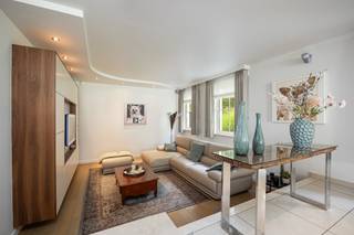 <strong>Grote eengezinswoning met 5 slaapkamers, 2 badkamers, bureau en groot bijgebouw op perceel van 1117<span>m²</span>. Perfect mogelijk als kangoeroewoning. Gelegen in een van de mooiste straten van Mol Wezel. EPC: B 145 kWh/m².<br /><br />Ligging: </strong><span>Op slechts 5 minuten rijden van de winkels in Mol Wezel of de ring, kom je thuis in deze prachtig afgewerkte gezinswoning. Gelegen in een kindvriendelijke straat geniet je hier van alle rust en tegelijk een centrale uitvalsbasis. De nabij gelegen invalsweg zorgt voor een onmiddellijke en vlotte verbinding naar de omliggende gemeente/steden. </span><strong><br /><br />Indeling: 0:<span> </span></strong><span>inkom, apart toilet, vestiaire, bureau, woonkamer, open keuken, slaapkamer, dressing, badkamer, berging, wasplaats en garage. </span><strong>+1:</strong><span> nachthal, 4 ruime slaapkamers, badkamer, strijkkamer/dressing. </span><strong>+2:</strong><span> bergzolder. </span><strong>Buiten:</strong><span> tuin, garage en werkhuis.</span><br /><br /><strong>Beschrijving: </strong><span>Binnenkomen doet u in de ruime inkomhal met apart toilet. Als we doorlopen, komen we in de grote leefkeuken die voorzien is van alle comfort (alle toestellen van Miele en Smeg; <span>kookvuur op gas, combi heteluchtoven met microgolf, vaatwasser, grote Amerikaanse ijskast</span>) en zicht biedt op de tuin. Aansluitend bevindt zich de leefruimte die onderverdeeld is in een eetplaats en een zitput met een prachtige ingemaakt TV-meubel. </span><span>Van zowel deze leefkeuken als de living hebt u zicht op het terras en de onderhoudsvriendelijke tuin die aangelegd is incl. beregening (diepteboring).<br />Alles is voorzien van domotica en alarm. Airco's, zonnepanelen en thuisbatterij zijn recent geplaatst. <br /><br />Loopt u verder, dan komt u in de berging, inpandige garage voor 1 wagen en verder de wasplaats met veel kastruimte. <br />Op het gelijkvloers biedt deze woning verder een prachtige master bedroom met aansluitend een inloopdressing en ensuite badkamer met douche en een grote bureau aan de straatkant waar ook ingemaakte kasten voorzien zijn. <br /><br />Via de trap in de lichtovergoten traphal betreedt u de verdieping. Hier vindt u naast de royale overloop, vier zeer ruime slaapkamers en een tweede badkamer. De badkamer is voorzien van een lavabo met kastjes, toilet en ligbad. Verder in de hal vindt u een tweede dressing die nu dienst doet als strijkkamer. <br /><br />Ten slotte is er de zolderverdieping die goed geïsoleerd is en toegankelijk is via een luik. <br /><br />Het vergunde bijgebouw achteraan de tuin biedt ruimte voor 2 auto's en is hoog genoeg voor een mobilhome of vrachtwagen. Hiernaast biedt dit bijgebouw enorm veel mogelijkheden, zeker door de hoge afwerkingsgraad. Hier is een 3-fasige aansluiting aanwezig. <br />Mits verdere inrichting is kangoeroewonen hier perfect mogelijk.<br />In de onderhoudsvriendelijke tuin met aangenaam terras is het heerlijk vertoeven in alle rust. </span><br /><br /><span>Het betreft hier de 1ste bewoning en is steeds voorzien van een zeer goed onderhoud.</span><br /><br /><b>Op zoek naar een perfect onderhouden vrijstaande woning met 5 slpks, 2 bdk. en groot bijgebouw? <br />Aarzel niet en plan vandaag nog uw bezoek!</b><br /><strong><br /></strong><span><strong>Bijz. informatieplicht: </strong>omgevingsvergunning stedenbouwkundige handelingen uitgereikt, woongebied, geen rechterlijke herstelmaatregel of bestuurlijke maatregel opgelegd, geen voorkooprecht ruimtelijke ordening, geen omgevingsvergunning voor verkavelen van gronden.</span>