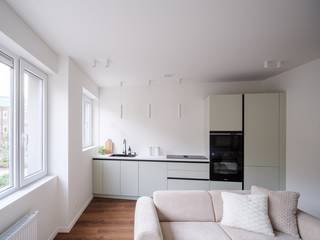 Dit appartement werd volledig gerenoveerd en afgewerkt met veel aandacht voor kwaliteit en detail. De combinatie van een praktische indeling, veel natuurlijk licht en een neutrale, hedendaagse afwerking zorgt voor een aangename en instapklare woonomgeving.<br /><br />De leefruimte beschikt over grote raampartijen en sluit aan op de open keuken. Deze is strak en functioneel ingericht, met ingebouwde toestellen, voldoende werkruimte en een verzorgde afwerking. De warme vloer brengt extra sfeer in het geheel.<br /><br />Ook de slaapkamer overtuigt met haar royale afmetingen en aangename lichtinval. Er is voldoende ruimte voor een volwaardige slaapzone en bijkomend meubilair, terwijl de aansluitende badkamer het dagelijkse comfort compleet maakt.<br /><br />Een belangrijke troef is de ligging vlak bij station Gent-Sint-Pieters. De uitstekende bereikbaarheid met trein, tram, bus en fiets maakt dit een bijzonder praktische uitvalsbasis voor wie zich vlot door Gent en daarbuiten wil verplaatsen.<br /><br />Het appartement bevindt zich bovendien in een kleinschalig gebouw zonder syndicus, wat bijdraagt aan een eenvoudige mede-eigendom en beperkte gemeenschappelijke kosten.<br /><br />De combinatie van een kwalitatieve totaalrenovatie, een lichtrijk interieur, één ruime slaapkamer en de nabijheid van Gent-Sint-Pieters maakt dit tot een aantrekkelijke woonopportuniteit. Ook voor investeerders zijn de instapklare staat en strategische ligging sterke troeven met het oog op verhuur.