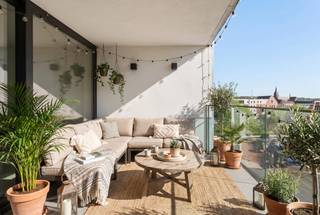MODERN kwalitatief duplexappartement met terras en autostaanplaats, goedgelegen aan het station, en energiezuinig. Instapklaar.Indeling: hal, apart...