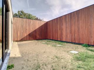 Commerciële toplocatie te huur in het bruisende hart van De PanneBent u op zoek naar een strategisch gelegen handelsruimte met maximale zichtbaarheid? Deze gloednieuwe handelsgelijkvloerse ruimte op de Markt van De Panne biedt alles wat een succesvolle onderneming nodig heeft: een uitstekende ligging met veel passage, een ruime kelder voor stockage of extra ruimte, en een aangenaam terras dat extra troeven biedt voor bijvoorbeeld horeca, detailhandel of vrije beroepen.Dankzij de grote raampartijen geniet u van optimale zichtbaarheid en natuurlijke lichtinval – ideaal om uw zaak in de kijker te zetten.Geschikt voor diverse doeleinden: horeca, retail, showroom, kantoor, praktijkruimte, en meer.Grijp deze unieke kans om uw zaak te vestigen op een toplocatie in een levendige en toeristische gemeente!Details:- Oppervlakte 264 m² + 90 m² terras achteraan en kelder 70 m²- etalage : 9,15 m- Onroerende voorheffing wordt ook integraal door de huurder betaald.Afwerking: casco handelspand - vraag naar de mogelijkheden - Zonnepanelen (36x375W) ten voordele van het handelsgelijkvloersEen buitenkans voor ondernemers die op zoek zijn naar een strategische locatie met uitstraling.Aarzel zeker niet contact op te nemen indien dit bedrijfsvastgoed bestaande uit een handelspand te te huur in De Panne u mogelijks kan interesseren.