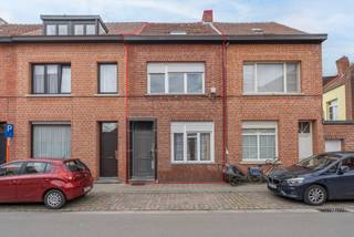 Centraal gelegen gezinswoning met 4 slaapkamers te Turnhout.EPC-Label: D | Conforme elektriciteit | AsbestvrijOmschrijving:We betreden deze woning...